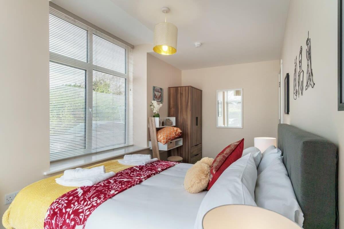 2 Bedroom Modern Apartment In Манчестер Экстерьер фото