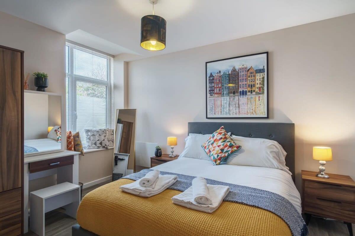 2 Bedroom Modern Apartment In Манчестер Экстерьер фото