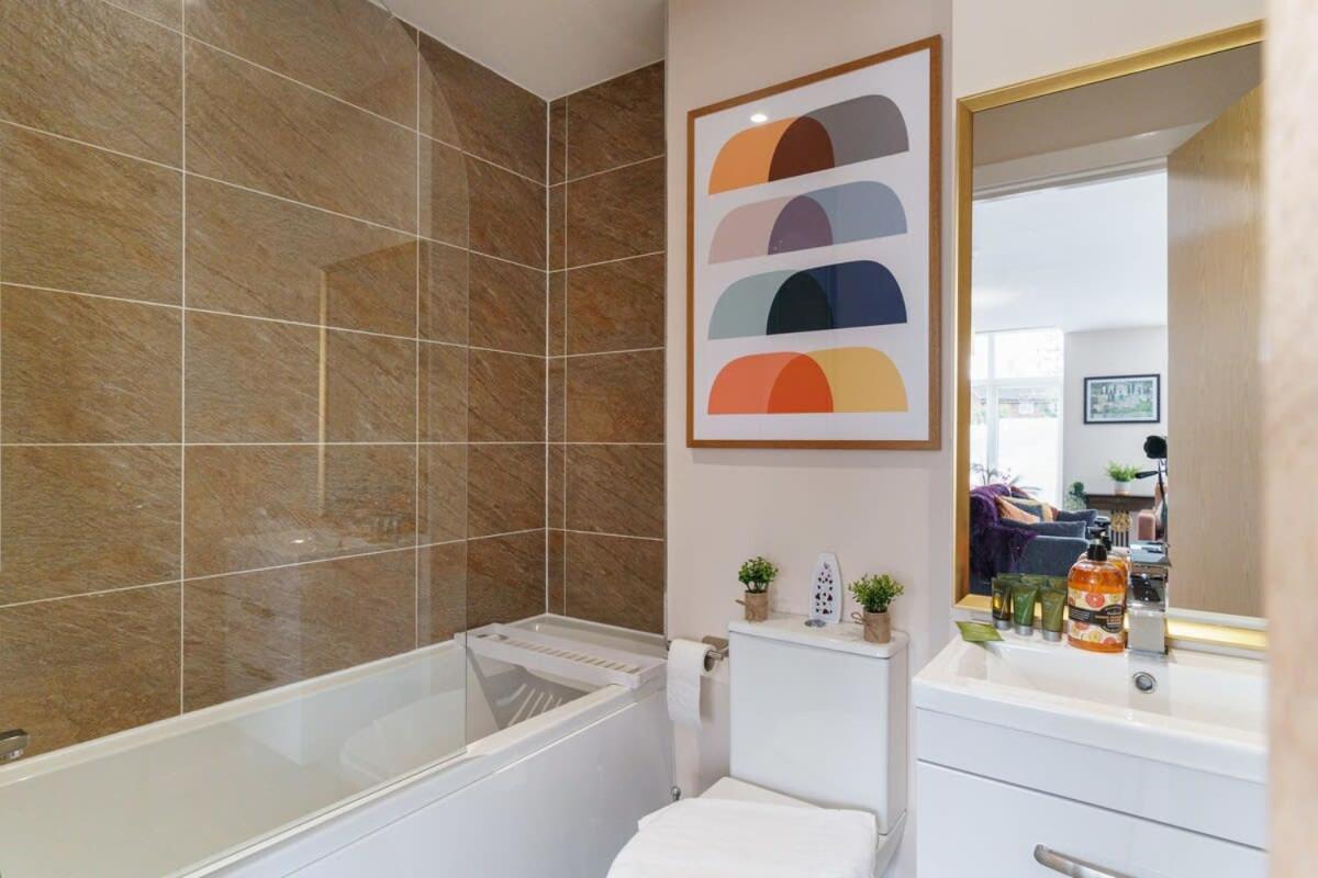 2 Bedroom Modern Apartment In Манчестер Экстерьер фото